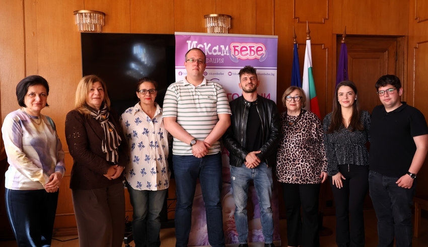 Две двойки от Велико Търново получават финансова подкрепа за ин-витро в кампанията „С цвете в ръка срещу репродуктивните проблеми“