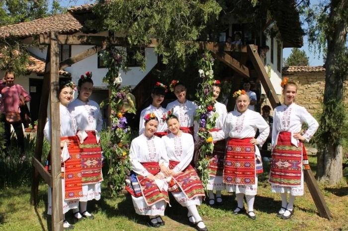 Традиционният празник „Гергьовденска люлка“ организираха в Долна Оряховица
