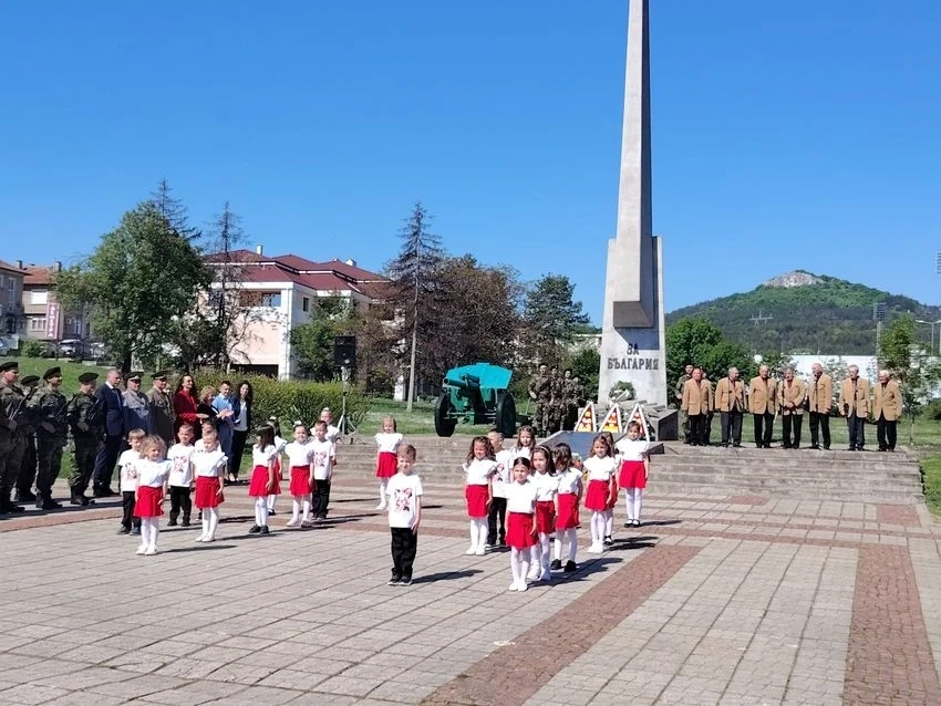 С ритуал пред Паметния знак и военни демонстрации горнооряховчани отпразнуваха Деня на храбростта