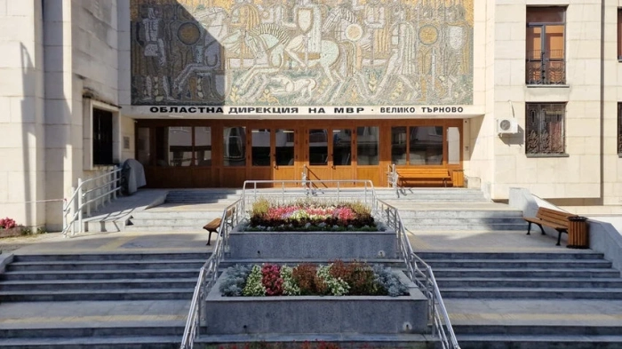 Полицаи с небрандирани автомобили продължават да следят за нарушители на пътя