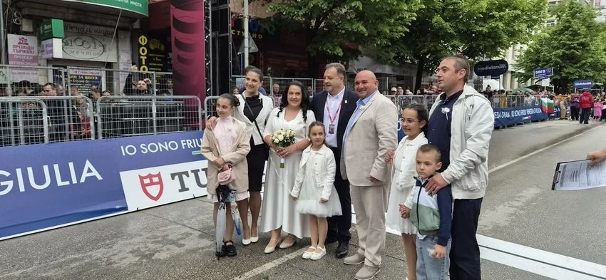 ЕХО ОТ GIRO D\'ITALIA във Велико Търново: Младоженци преминаха по финалното трасе (СНИМКИ+ВИДЕО)