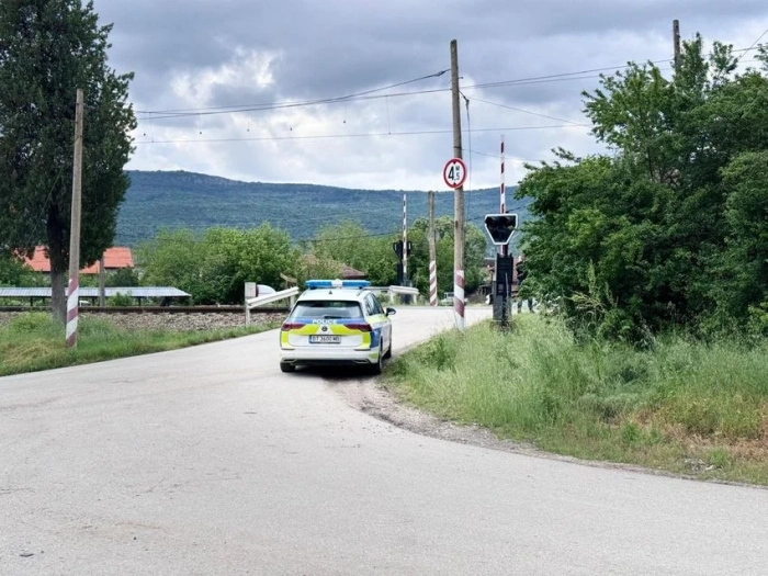ЖП прелез край Горна Оряховица даде дефект, влакове минават без да е спуснат (СНИМКИ+ВИДЕО)
