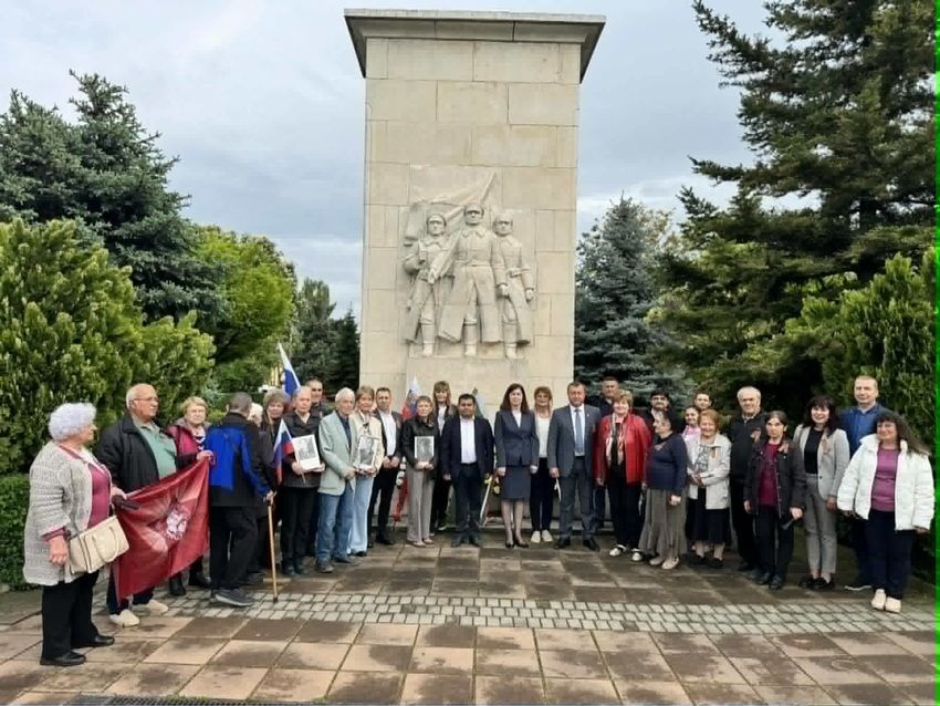 Поклонение пред паметника на героите в Павликени