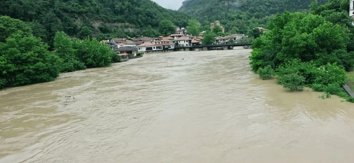 В с. Шемшево пожарникари и водолази спасиха 17-годишно момче от наводнен участък