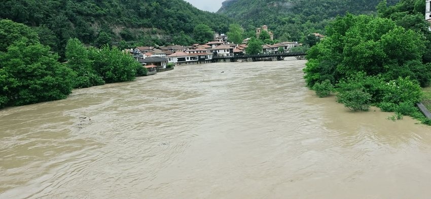В с. Шемшево пожарникари и водолази спасиха 17-годишно момче от наводнен участък