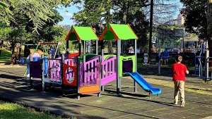 Нови детски площадки са монтирани в паркове и квартали на Велико Търново