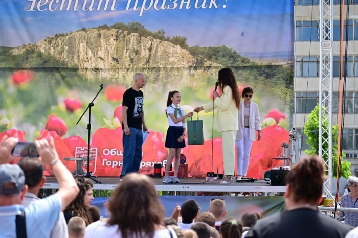 Четвъртокласничката Анеса Обрешкова получи специално отличие от Община Горна Оряховица на празника за 1 юни