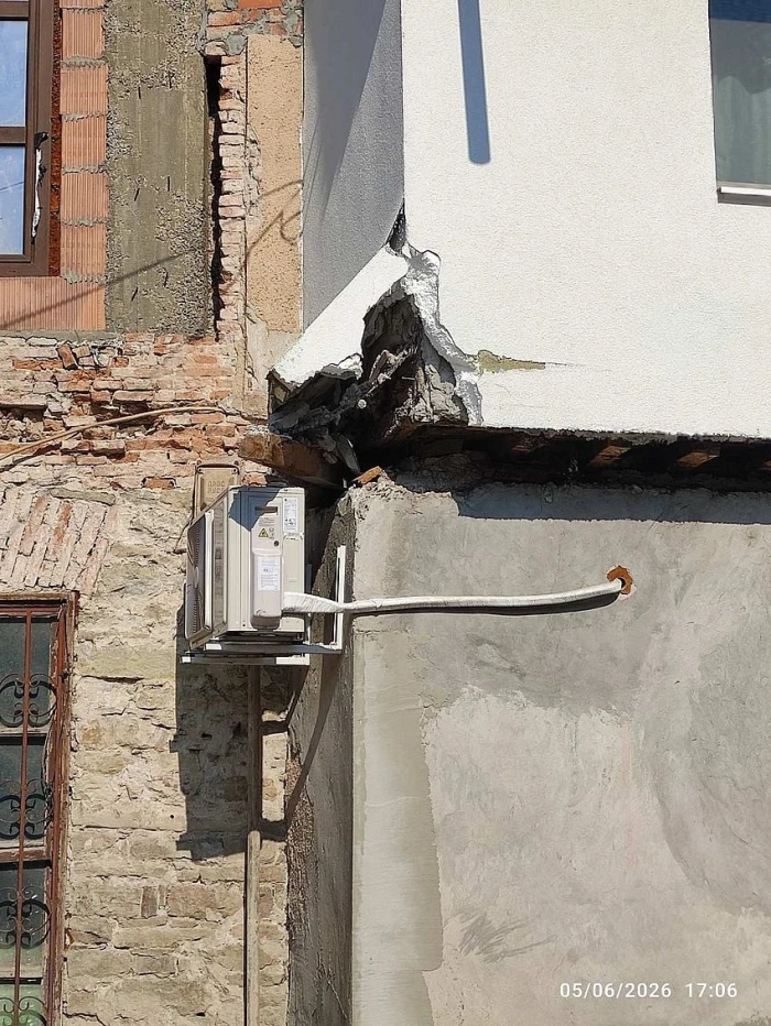 Автобус на градския транспорт отнесе изолация на къща в кв. \