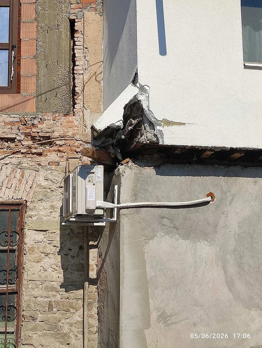 Автобус на градския транспорт отнесе изолация на къща в кв. \