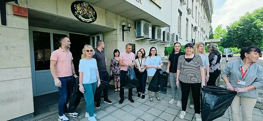 Областна администрация-Велико Търново подкрепи кампанията „Да изчистим България заедно\