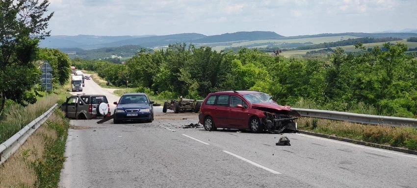 Двама са пострадалите при вчерашната катастрофа край Лясковец 