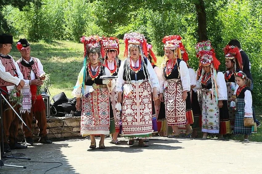 Арбанаси посреща 2000 фолклорни изпълнители за фестивала „Насред мегдана“