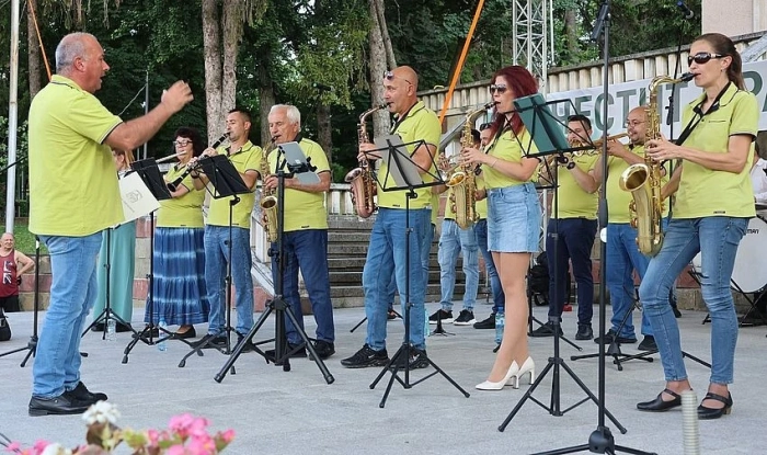 Ловешкият духов оркестър мощно огласи Лясковец 