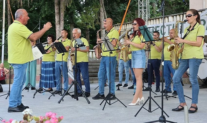 Ловешкият духов оркестър мощно огласи Лясковец