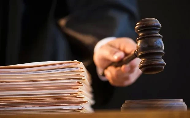 Глобиха свищовлия с 52 евро, писал цинизми по стените на училище 