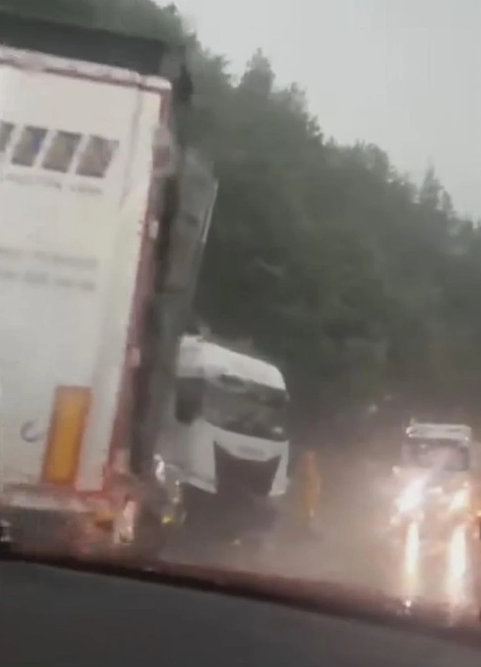 Тир аварира и препречи движението на Прохода на Републиката