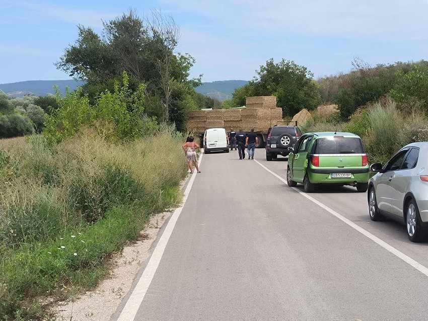 ТИР със слама блокира изцяло пътя за село Крушето (СНИМКА)