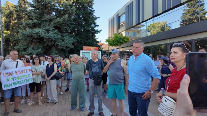 Стотици жители на Горна Оряховица излязоха на протест в подкрепа на кмета Николай Рашков (СНИМКИ+ВИДЕО)