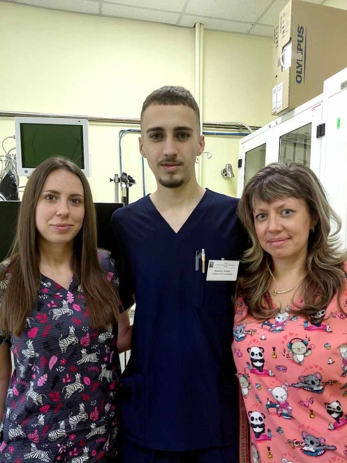 Четвърта седмица студент по медицина от Горна Оряховица е на доброволчески стаж в общинската болница