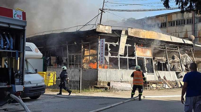 Голям пожар избухна в складове и производствени цехове в Свищов (ВИДЕО)
