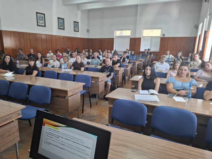 Първокурсниците на Свищовската академия в задочно обучение бяха приветствани на информационна среща 