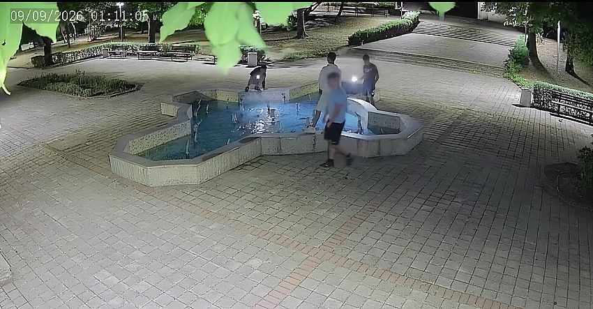 Деца трошат шадраван в Лясковец (ВИДЕО)