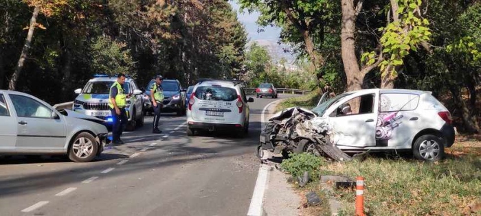 Челен сблъсък между два автомобила затруднява движението по пътя Велико Търново – Горна Оряховица (СНИМКИ)
