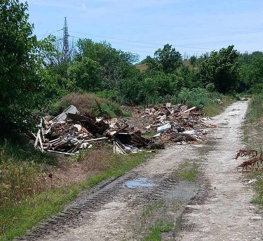 Фирма изхвърли незаконно строителни отпадъци в местността Павловлията край Свищов и беше заловена