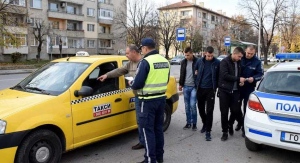 Трима мъже от Къпиново платиха на таксиджия с фалшиви 100 евро