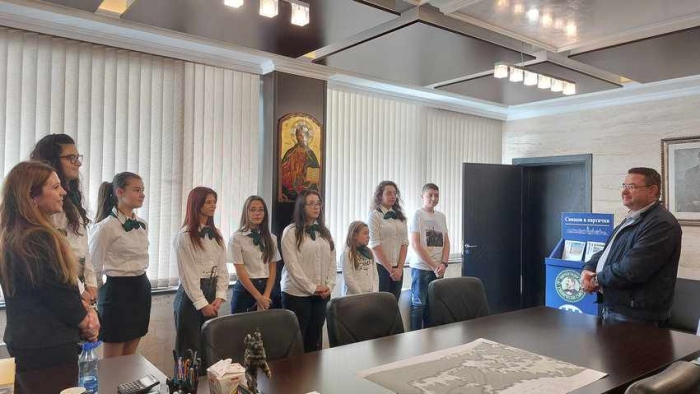 Ученическият съвет при СУ „Цветан Радославов“ гостува на кмета на Свищов д-р Генчо Генчев по повод  Деня на българската община