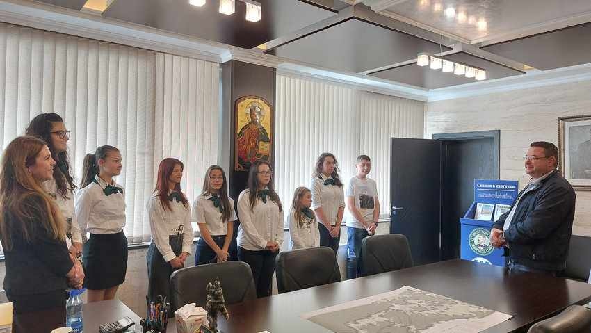 Ученическият съвет при СУ „Цветан Радославов“ гостува на кмета на Свищов д-р Генчо Генчев по повод  Деня на българската община