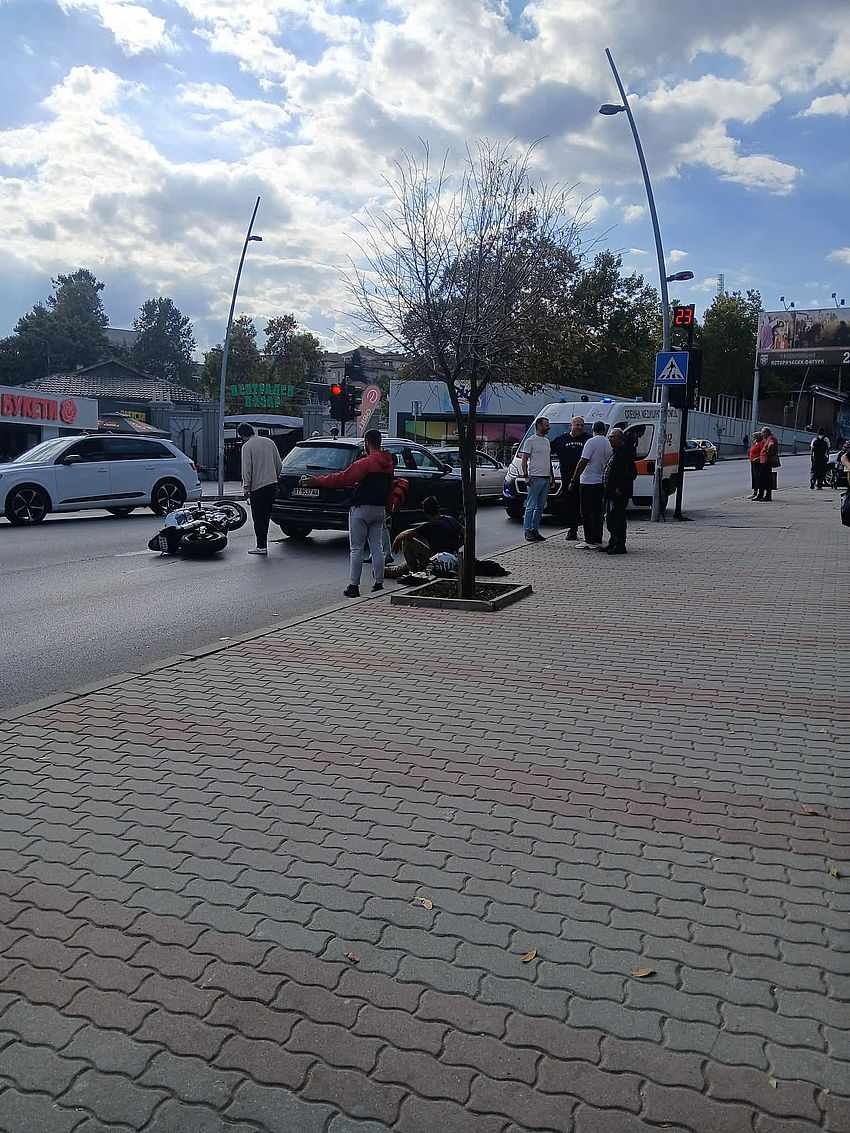 Лека катастрофа с моторист затрудни движението при Централния пазар във Велико Търново