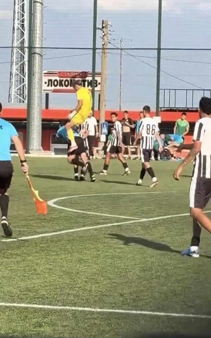 Грозни сцени в Елитната U18: Вратар на Локомотив (ГО) нападна съдия, БФС готви най-тежки санкции (ВИДЕО)