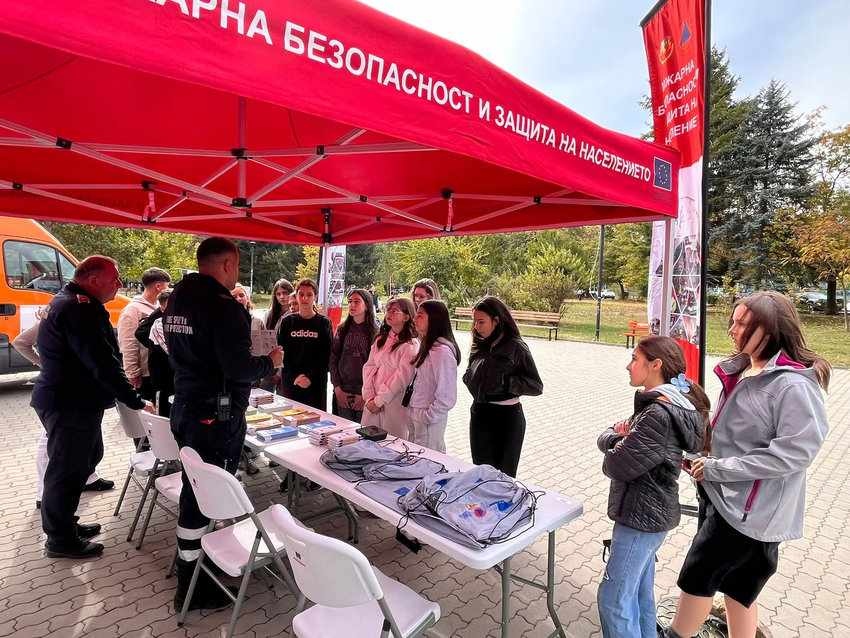 Открити обучителни занятия с ученици и граждани проведе Районна служба „Пожарна безопасност и защита на населението“ във В. Търново