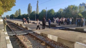 Жители на Павликени излязоха на протест срещу новото ЖП разписание, настояват експресните влакове да спират в града (СНИМКИ)
