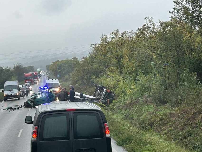 Тежка катастрофа блокира движението по пътя София – Варна в района на Лясковец (СНИМКА)
